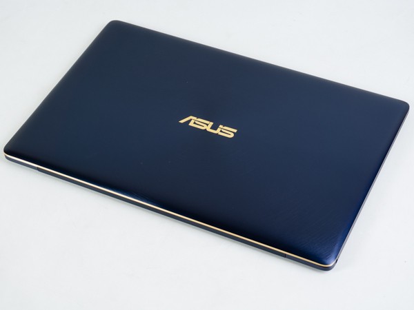 Ngoài phiên bản màu xanh sẫm, Asus ZenBook 3 còn có thêm bản màu hồng nữ tính.