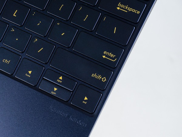 Asus ZenBook 3 trang bị loa hàng hiệu Harman/Kardon.