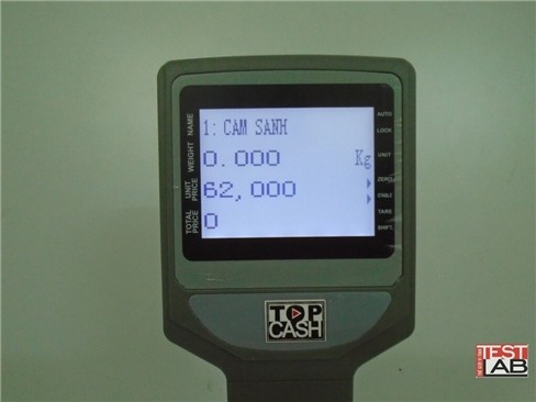 Màn hình TFT-LCD kích thước 4 inch khá sáng.