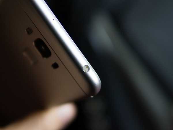 Ngõ cắm tai nghe và micro phụ được bố trí ở đỉnh máy.