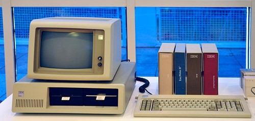 IBM PC thời đầu thập niên 1980.