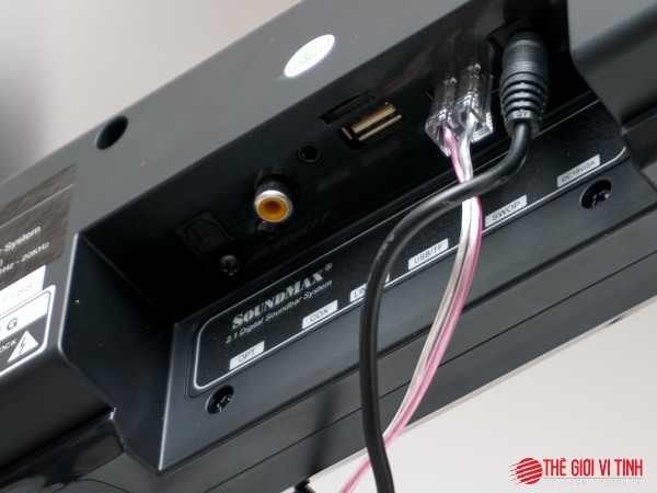 Bố trí các cổng giao tiếp hướng xuống phía dưới thích hợp cho việc treo loa lên tường. Bố trí các cổng giao tiếp hướng xuống phía dưới thích hợp cho việc treo loa lên tường.