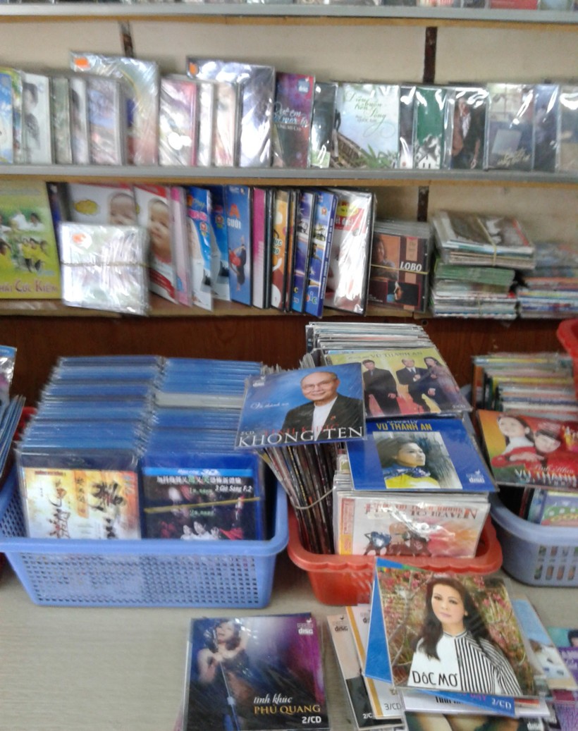 Ảnh chụp tại đường Huỳnh Thúc Kháng, quận 1, TPHCM. Đĩa những ca khúc của nhạc sĩ Vũ Thành An (ảnh minh họa).