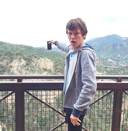 Một thanh niên thực hiện thử thách ở Colorado, Mỹ với vẻ mặt căng thẳng. Ảnh:Instagram. Một thanh niên thực hiện thử thách ở Colorado, Mỹ với vẻ mặt căng thẳng. Ảnh:Instagram.