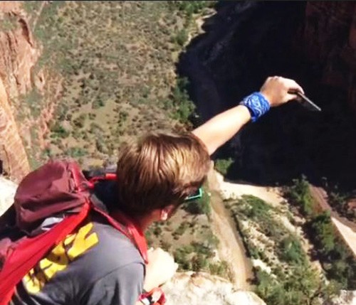 Từ trên các vách núi chênh vênh. Ảnh:Instagram. Từ trên các vách núi chênh vênh. Ảnh:Instagram.