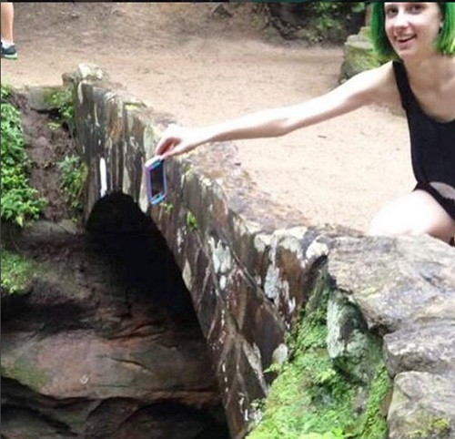 Dù tên gọi của thử thách chỉ hướng đến điện thoại nói chung nhưng hầu hết người tham gia đều sử dụng iphone. Ảnh:Instagram. Dù tên gọi của thử thách chỉ hướng đến điện thoại nói chung nhưng hầu hết người tham gia đều sử dụng iphone. Ảnh:Instagram.