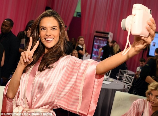 Bà mẹ hai con Alessandra Ambrosio nhí nhảnh trước giờ G. Hậu trường nóng bỏng ở Victoria's Secret Show 2015