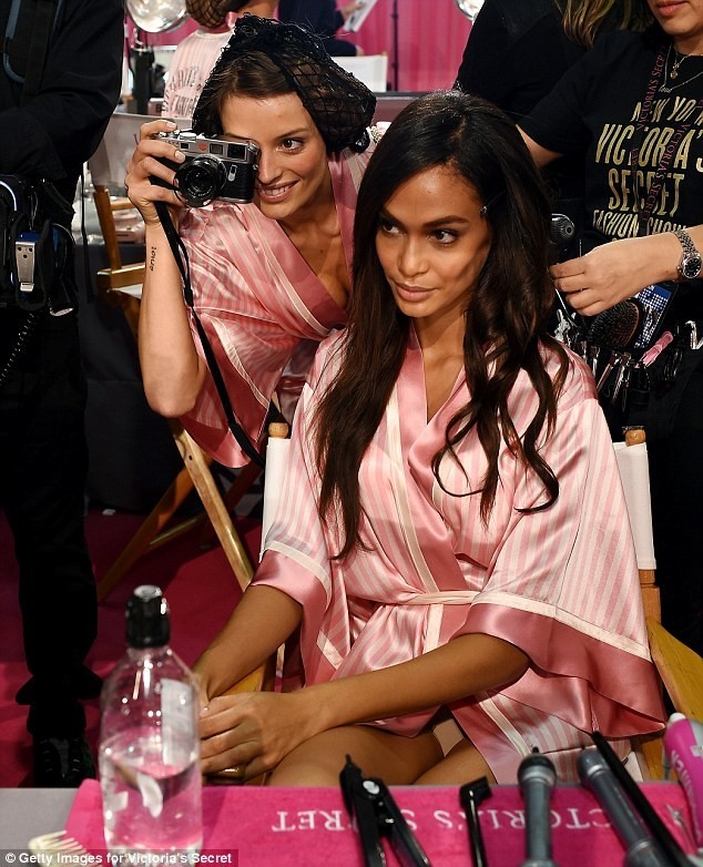 Joan Smalls đều đặn tham gia fashion show hàng năm. Hậu trường nóng bỏng ở Victoria's Secret Show 2015