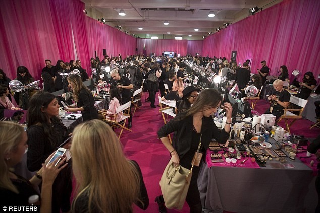 Ê-kíp dành khoảng 24 giờ cho công tác chuẩn bị hậu trường. Đây là show thời trang kỷ niệm 20 năm của hãng nội y danh tiếng với sự tham gia của 44 người mẫu. Hậu trường nóng bỏng ở Victoria's Secret Show 2015