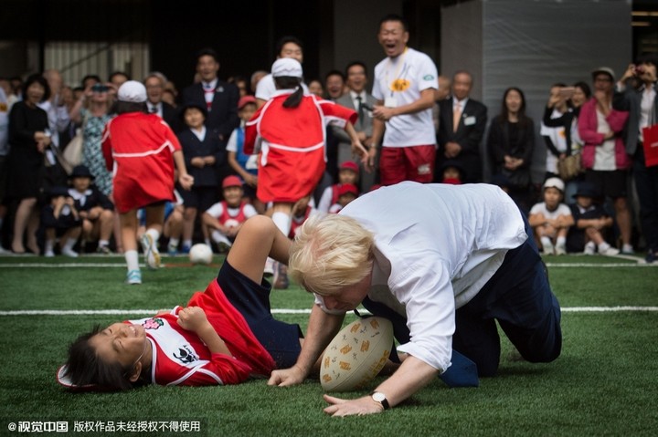 Obama làm đầu bếp, Kim Jong Un đáp chuyên cơ thị sát, bà Merkel chụp ảnh selfie ảnh 16