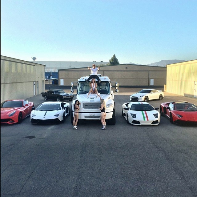 Tay chơi thác loạn khoe siêu xe, siêu vũ khí và dàn mĩ nhân nóng bỏng bị ném đá kinh hoàng ảnh 23