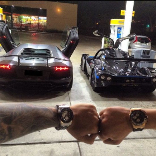 Tay chơi thác loạn khoe siêu xe, siêu vũ khí và dàn mĩ nhân nóng bỏng bị ném đá kinh hoàng ảnh 6