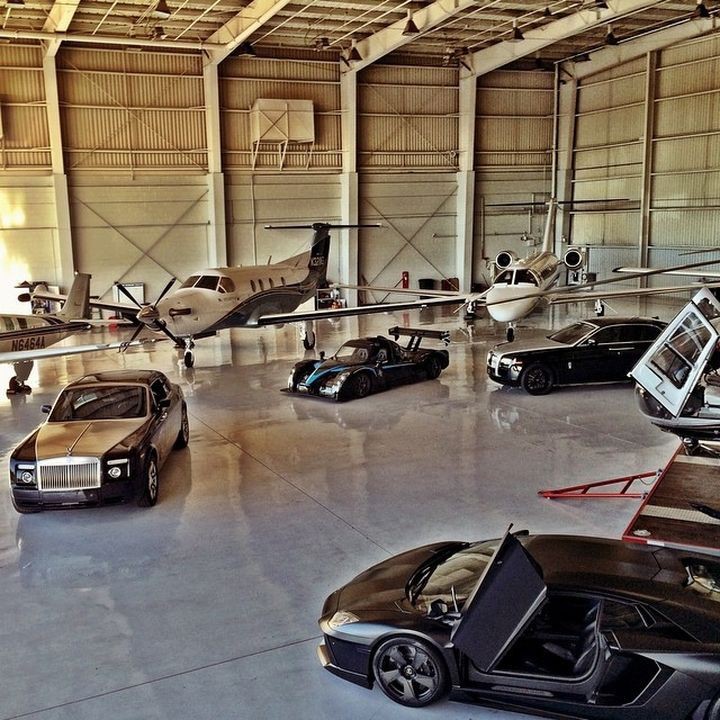 Tay chơi thác loạn khoe siêu xe, siêu vũ khí và dàn mĩ nhân nóng bỏng bị ném đá kinh hoàng ảnh 18