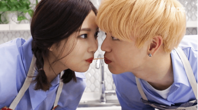 Sungjae BTOB và Joy Red Velvet lần đầu tiên tái hợp sau 'We Got Married' ảnh 1