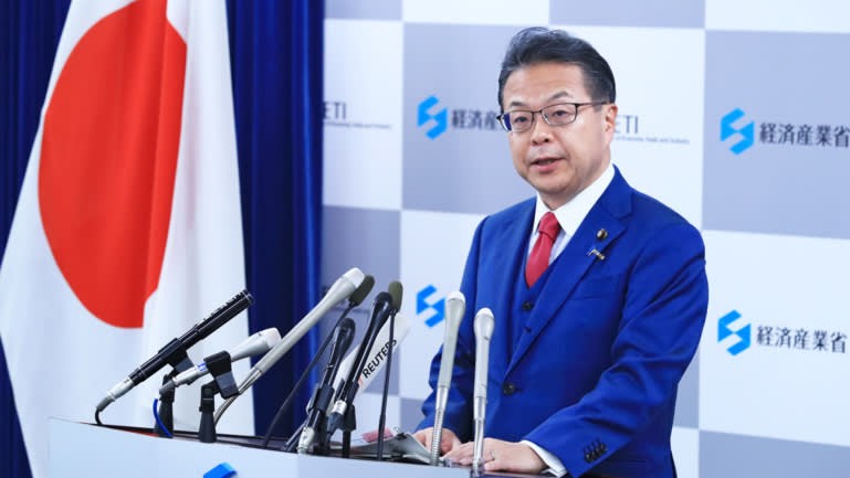 Hiroshige Seko , Bộ trưởng Thương mại Nhật Bản trả lời các phóng viên sau khi Tokyo chính thức quyết định loại Hàn Quốc khỏi “danh sách trắng” các đối tác được hưởng ưu đãi thương mại. Ảnh: Nikkei Asian Review Ảnh: Nikkei Asian Review