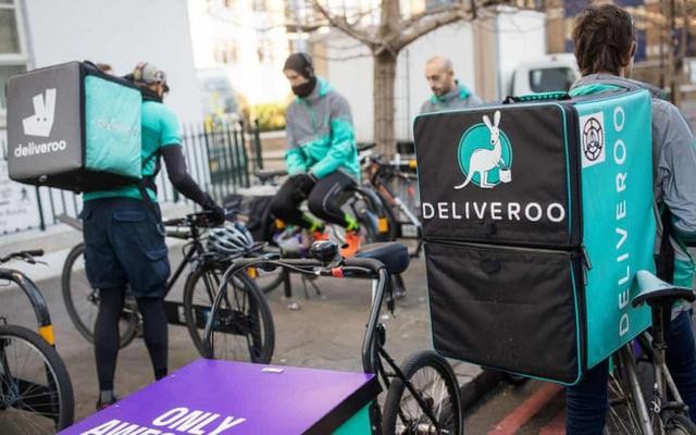 Chỉ trong ít phút sau khi bắt đầu giao dịch hôm 31/3, cổ phiếu Deliveroo đã liên tục lao dốc. Ảnh: Bloomberg