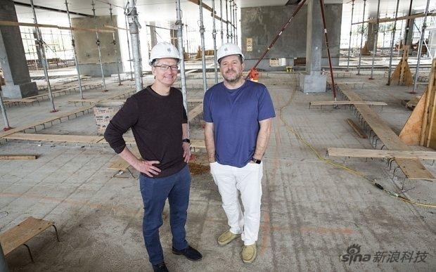 Một bức ảnh của Cook và Ivey năm 2015 Một bức ảnh của Cook và Ivey năm 2015