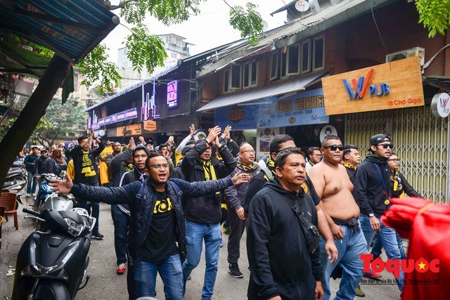Nhóm Ultras Malaya diễu hành trên đường phố Hà Nội trước giờ chung kết AFF Suzuki Cup 2018. (Ảnh: Tổ Quốc)