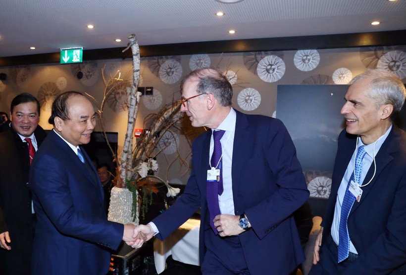 Thủ tướng gặp gỡ các doanh nghiệp quốc tế trong lĩnh vực CNTT (Ảnh: TTXVN) WEF 2