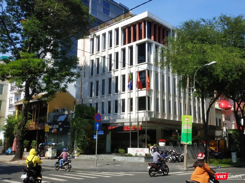 Trụ sở của CTCP Bảo hiểm Viễn Đông tại số nhà 19 Phùng Khắc Khoan (Q.1, Tp. HCM), bất động sản mà công ty này bị cho là đã mua đắt từ "shark" Liên. Trụ sở của CTCP Bảo hiểm Viễn Đông tại số nhà 19 Phùng Khắc Khoan (Q.1, Tp. HCM), bất động sản mà công ty này bị cho là đã mua đắt từ "shark" Liên.