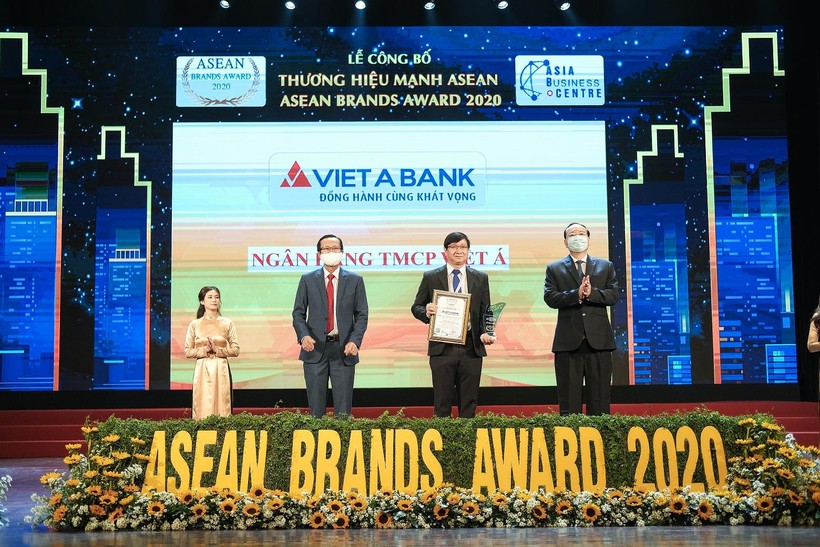 Đại diện VietABank nhận giải thưởng “Thương hiệu mạnh ASEAN” Đại diện VietABank nhận giải thưởng “Thương hiệu mạnh ASEAN”
