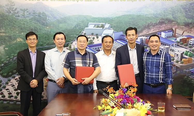 Ông Vũ Đức Tuấn (thứ 3 từ trái sang) - Giám đốc kiêm người đại diện theo pháp luật của Công ty TNHH Ngọc Linh Ông Vũ Đức Tuấn (thứ 3 từ trái sang) - Giám đốc kiêm người đại diện theo pháp luật của Công ty TNHH Ngọc Linh