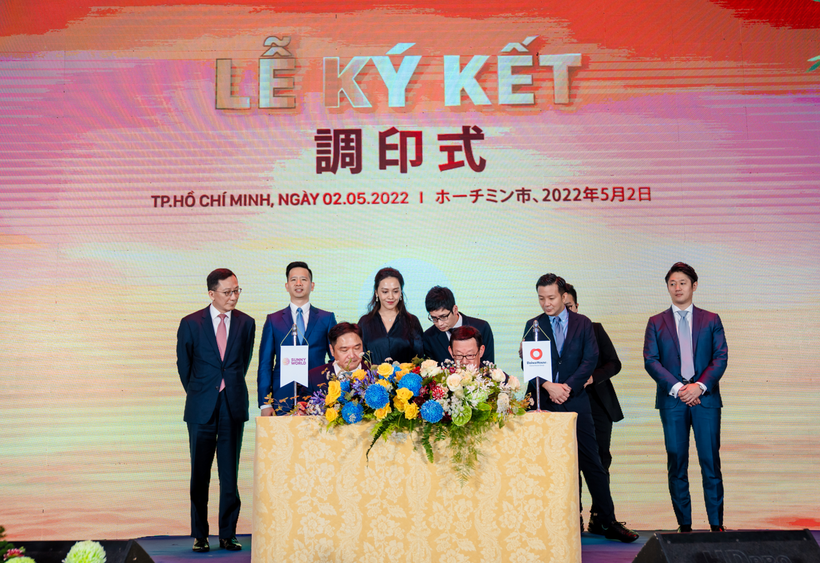 Bà Trương Huệ Vân - Tổng Giám đốc Tập đoàn Vạn Thịnh Phát và các đại diện chứng kiến lễ ký kết hợp tác chiến lược giữa Sunny World và Daiwa House (Nhật Bản) Bà Trương Huệ Vân - Tổng Giám đốc Tập đoàn Vạn Thịnh Phát và các đại diện chứng kiến lễ ký kết hợp tác chiến lược giữa Sunny World và Daiwa House (Nhật Bản)