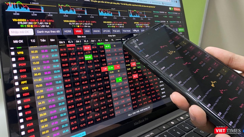 VN-Index đi ngang ở vùng 1.300 điểm: Tích luỹ hay kéo xả? 