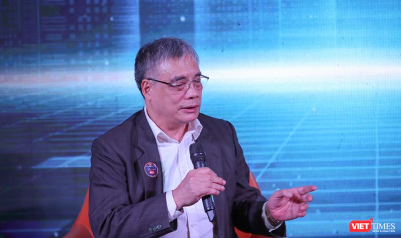 PGS.TS. Trần Đình Thiên phát biểu tại talkshow