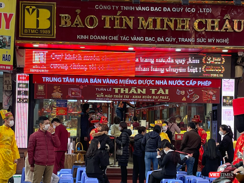 Người mua vàng xếp hàng trước cửa hàng Bảo Tín Minh Châu trên phố Trần Nhân Tông từ sáng sớm ngày 31/1. Số lượng bàn ghế được chuẩn bị khá ít so với mọi năm nhưng vẫn còn thừa nhiều ghế trống. Người mua vàng xếp hàng trước cửa hàng Bảo Tín Minh Châu trên phố Trần Nhân Tông từ sáng sớm ngày 31/1. Số lượng bàn ghế được chuẩn bị khá ít so với mọi năm nhưng vẫn còn thừa nhiều ghế trống.