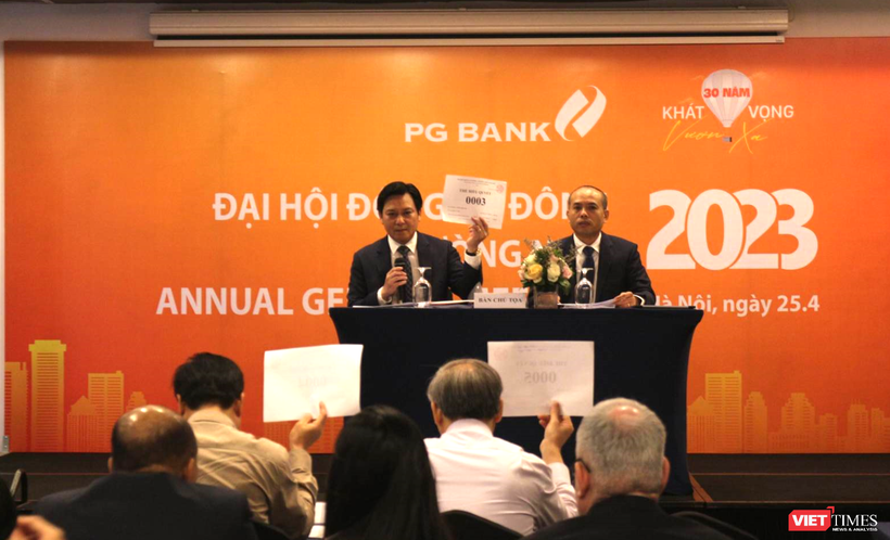 Chủ tịch PG Bank Nguyễn Quang Định (cầm phiếu) và Tổng giám đốc PG Bank Nguyễn Phi Hùng Chủ tịch PG Bank Nguyễn Quang Định (cầm phiếu) và Tổng giám đốc PG Bank Nguyễn Phi Hùng