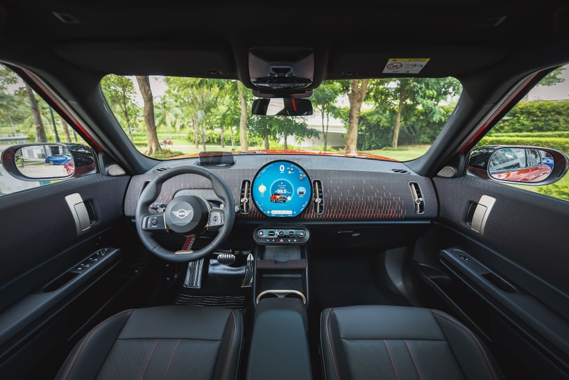 Nội thất MINI John Cooper Works Countryman ALL4 tương tự bản 3 cửa nhưng khác biệt về kiểu khe gió điều hòa _DSC0064.jpg
