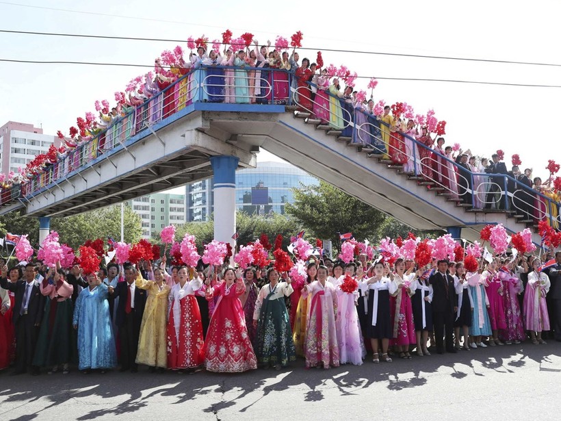Hàng vạn người dân Triều Tiên đứng hai bên đường vẫy chào hoan nghênh, hô các khẩu hiệu yêu nước và bày tỏ nguyện vọng thống nhất đất nước