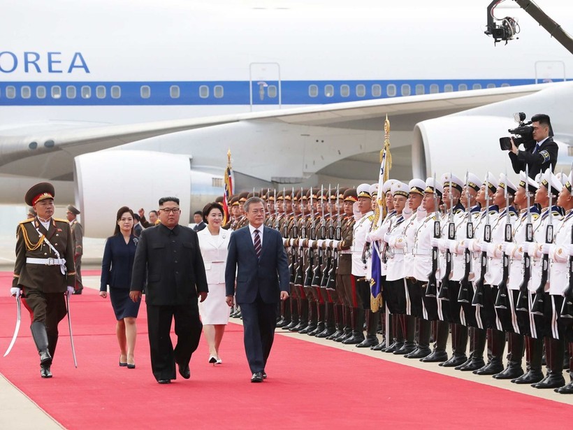 Hai nhà lãnh đạo và phu nhân cùng duyết đội danh dự