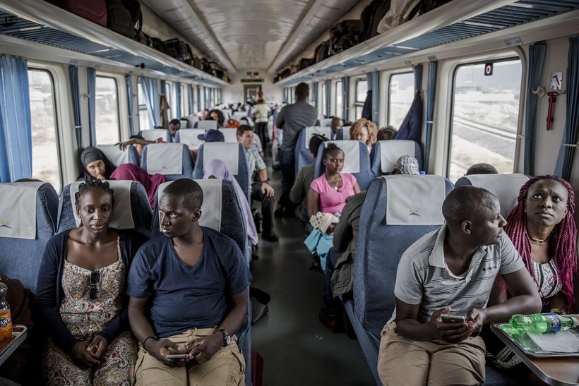 Hành khách trên tuyến đường sắt ở Kenya do Trung Quốc đầu tư xây dựng Hành khách trên tuyến đường sắt ở Kenya do Trung Quốc đầu tư xây dựng