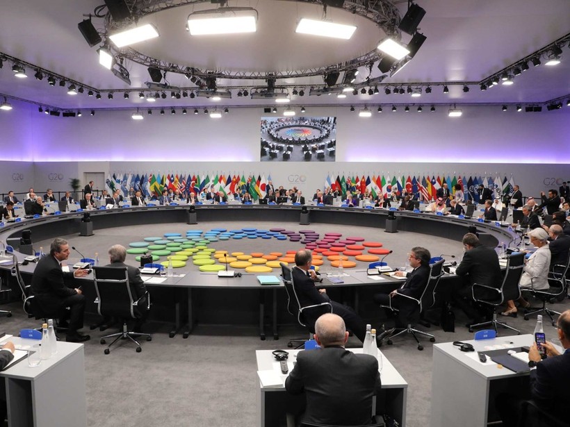 Trong phòng họp khá lộn xộn.