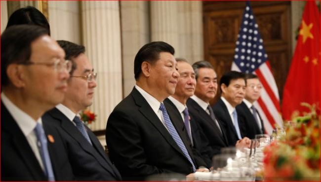 Phó Thủ tướng Trung Quốc Lưu Hạc (thứ 4, trái sang) bất ngờ xuất hiện tại Buenos Aires trong thành phần đoàn Trung Quốc tham gia hội đàm.