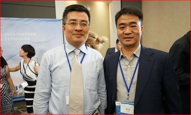 Ông Lý Hồng Ba (phải), Tổng giám đốc Huawei Canada cam kết Huawei "vĩnh viễn không làm gián điệp cho chính phủ Trung Quốc".