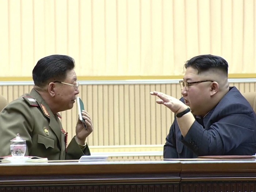 Ông Kim Jong Un trao đổi với lãnh đạo quân đội trong hội nghị