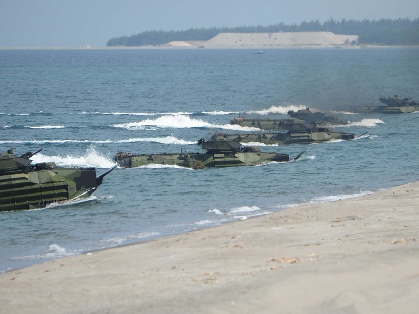 Xe bọc thép lội nước chở quân đổ bộ đánh chiếm đảo