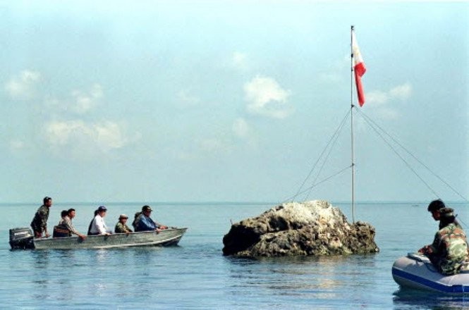 Cờ Philippines được cắm trên bãi cạn Scarborough, nhưng hiện nay bãi này đã bị Trung Quốc kiểm soát trên thực tế Cờ Philippines được cắm trên bãi cạn Scarborough, nhưng hiện nay bãi này đã bị Trung Quốc kiểm soát trên thực tế