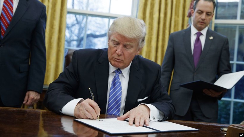 Ông Donald Trump Mệnh lệnh hành chính theo “Luật quyền lực kinh tế khẩn cấp quốc tế” khiến quan hệ Mỹ - Trung càng thêm căng thẳng