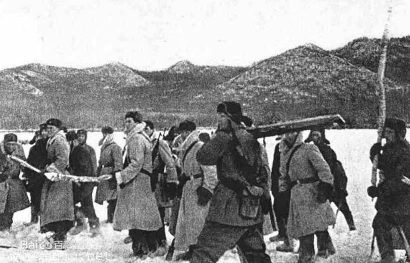 Lính hai bên dùng gậy gộc choảng nhau Lính hai bên dùng gậy gộc choảng nhau