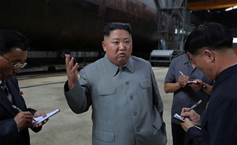 Hôm 23/7, nhà lãnh đạo Kim Jong Un đã đi kiểm tra một tàu ngầm của quân đội Triều Tiên