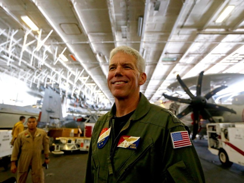 Tướng Karl Thomas, Chỉ huy cụm tàu sân bay tấn công USS Ronal Reagan trả lời các nhà báo trên tàu Tướng Karl Thomas, Chỉ huy cụm tàu sân bay tấn công USS Ronal Reagan trả lời các nhà báo trên tàu
