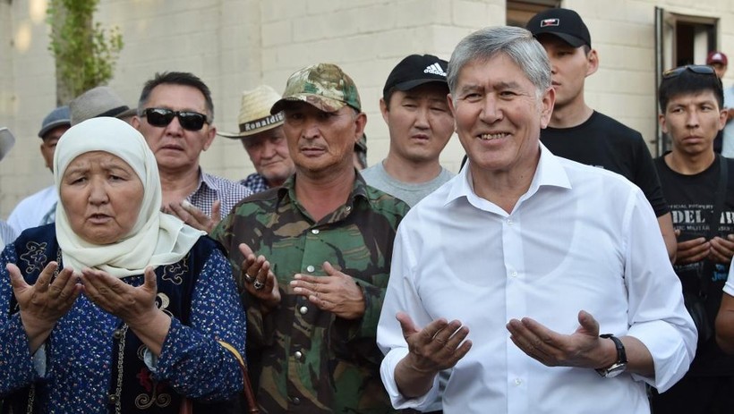 Ông Atambayev và những người ủng hộ