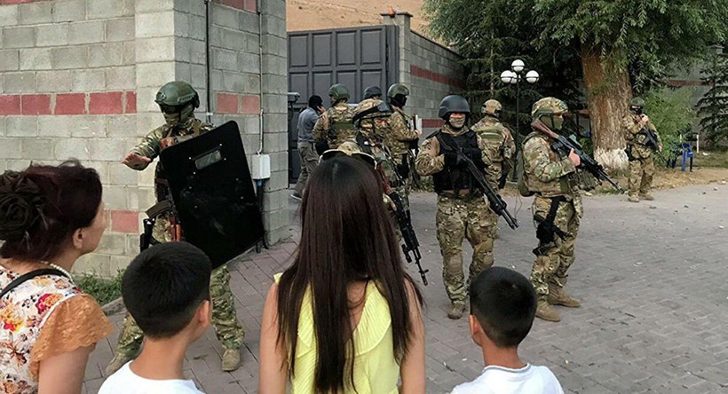 Các binh sỹ lực lượng đặc biệt bao vây nhà ông Atambayev