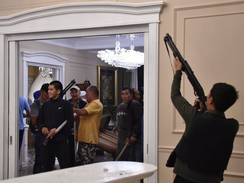 Những người ủng hộ ông Atabayev dùng súng và gậy gộc chống trả lực lượng đặc nhiệm