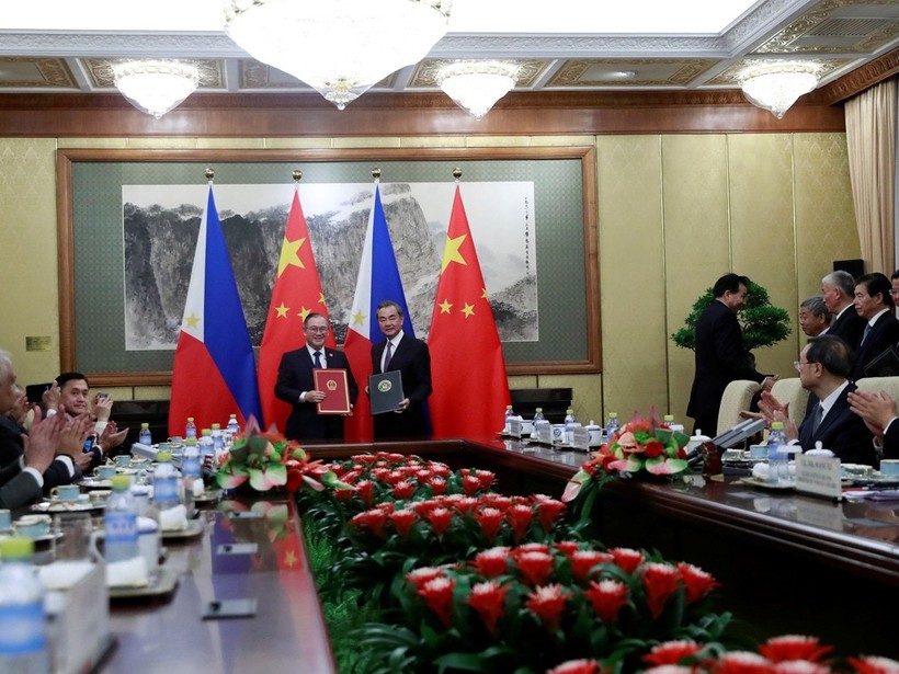 Hai bên ký kết được 6 văn bản hợp tác trên các lĩnh vực giáo dục, khoa học kỹ thuật và tài chính. Ảnh: Reuters