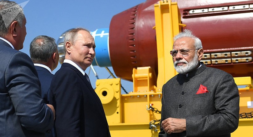 Tổng thống Putin và Thủ tướng Modi thăm một nhà máy đóng tàu quân sự. Ảnh: Sputnik Tổng thống Putin và Thủ tướng Modi thăm một nhà máy đóng tàu quân sự. Ảnh: Sputnik